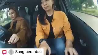 Nyanyi sambil nyetir bersama cewek manis