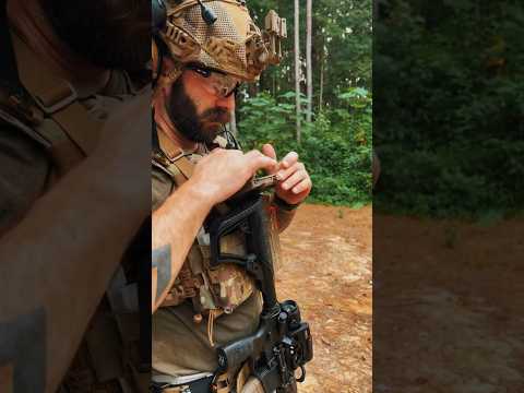 Унівeрсальний нагрудний тримач смартфона тактичний чохол підсумок кріплення телефону планшету на плитоноску MOLLE, видео 1