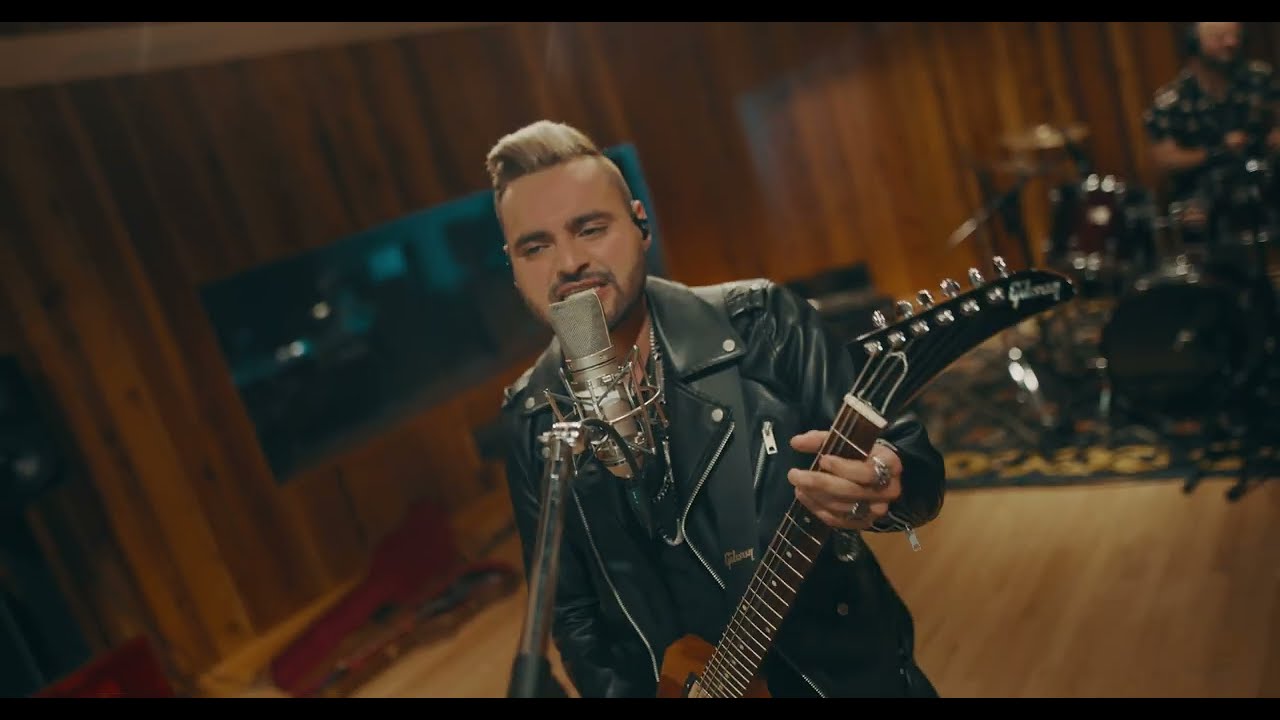 Momentos - CrisCas Official Music Video