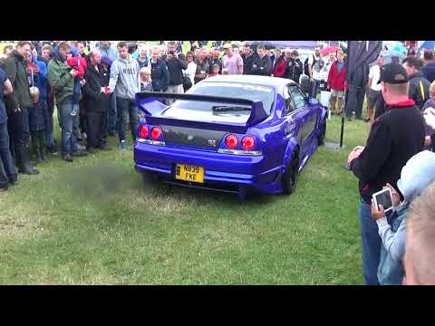 Lamborghini Diablo VS Nissan Skyline GTR R33 Rev off   MASSIVE FLAMES!!!