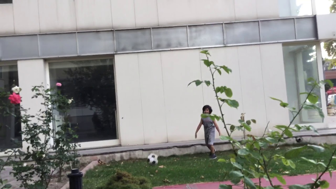 Futbol oynuyoruz - YouTube