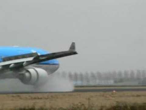 Landing 18R KLM Airbus A330-203 schiphol polderbaan