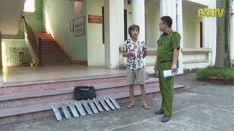 Bắt quả tang đối tượng trộm nắp cột đèn chiếu sáng