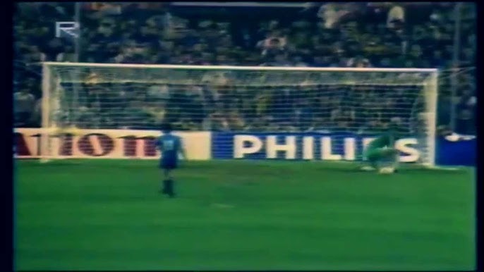 Mais Cinco Minutos - A final da Champions League da temporada 1985-86 já  seria marcante o suficiente por colocar frente a frente Barcelona e a  sensação romena Steaua Bucareste. Na oportunidade, sob