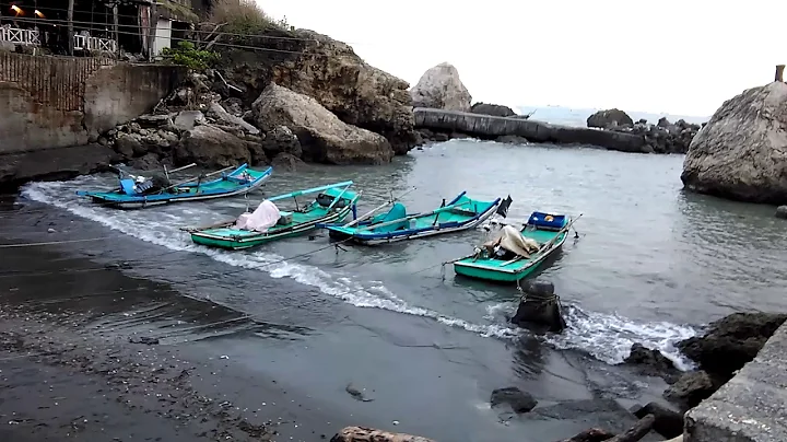 瘋韓流後瘋高雄，柴山，山海廟下黃昏，落日餘暉映照海面。 - 天天要聞