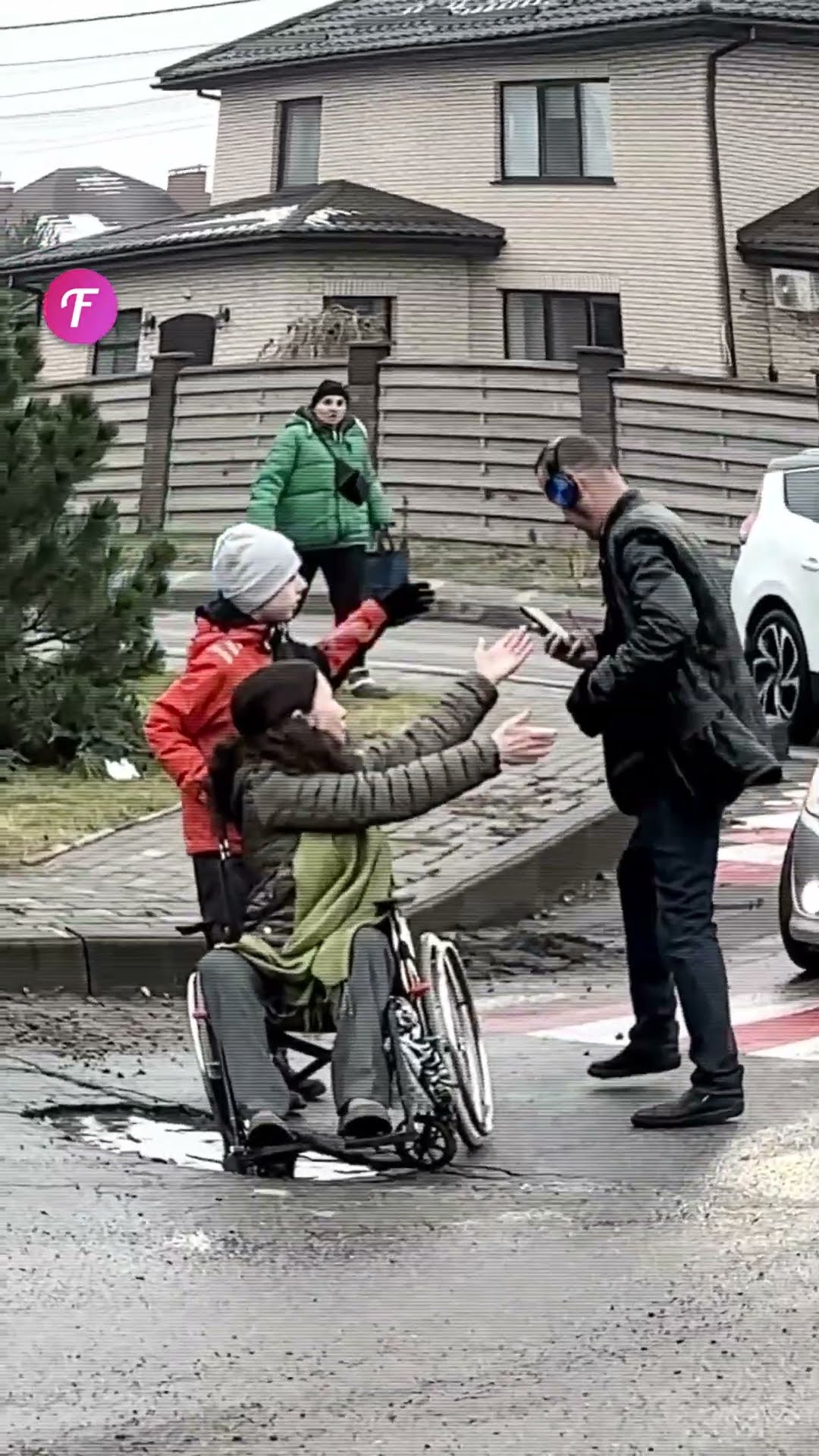 A Dog’s Unstoppable Determination Helps a Stuck Wheelchair #shorts