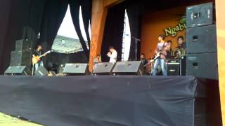 HOBBITT - Dia Maha Sempurna (ungu Cover)  @ Djarum Coklat Ngabuburit 2014 with GIGI at Lap  Upakarti