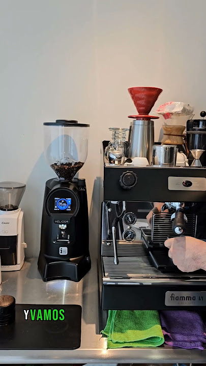 Fácil De Usar. Portafiltro Con Café Molido. Piezas De Máquina De Expreso.  Cafetera O Cafetera En Cafetera. Acero Inoxidable Foto de archivo - Imagen  de eléctrico, negocios: 268370560