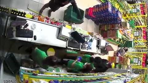 Cướp cầm súng xông vào Bách Hóa Xanh ở Tân Phú TP.HCM 27/03/2020