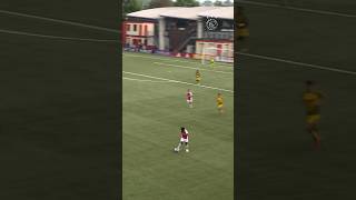 What a pass from Ajax U17s player Levi Acheampong! 👏🎱