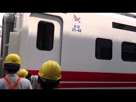 2013.4.26臺鐵TEMU2000普悠瑪號第三，四組列車抵基隆港西四碼頭