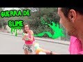 GUERRA CON PISTOLAS DE SLIME ¡NOS BAÑAMOS EN SLIME! | Lyna y sus Juguetes