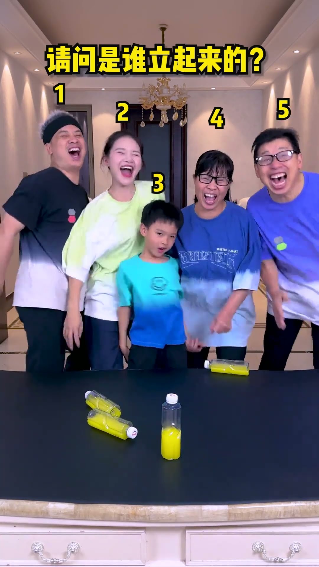 बोतल को किसने खड़ा किया?丨Who Stood The Bottle Up?#Funnyfamily#Partygames#Shorts