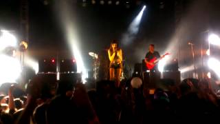 Celebrity Sing like a wire-SLEIGH BELLS Profile