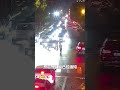 下班时遇路口拥堵，交警秒换制服，原地“返岗”疏导交通。#熱門 #中国