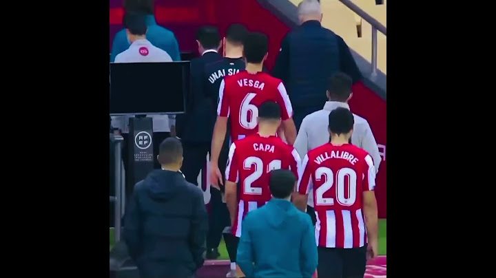Athletic captain Iker Muniain  applaud the entirety of Real Sociedad's trophy lift and celebration!