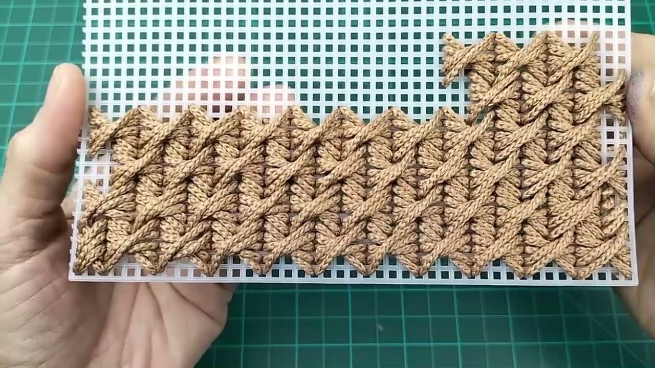 طريقة عمل غرزة المروحه علي الكنافاه البلاستيك مكتبة الغرز plastic canvas stitches library