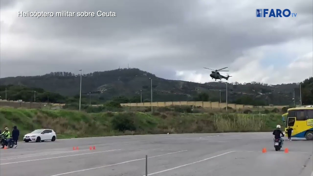 El llamativo vuelo de un helicóptero militar sobre Ceuta