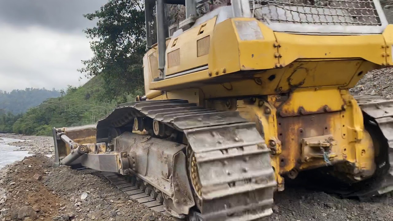 DOZER KOMATSU— CUTTING HILLSIDE ROAD YouTube