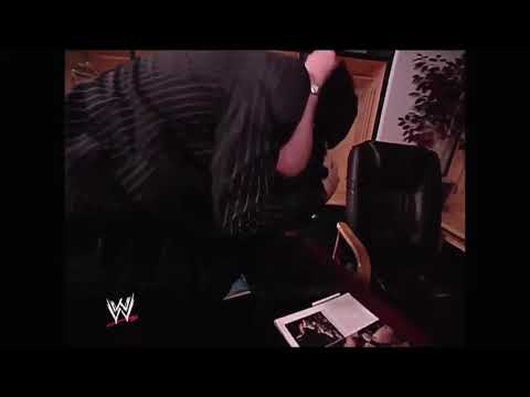 Stephanie McMahon kissing Eric Bischoff