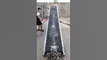 Folding belt conveyor saves labor and labor in loading and unloading fertilizer and cement