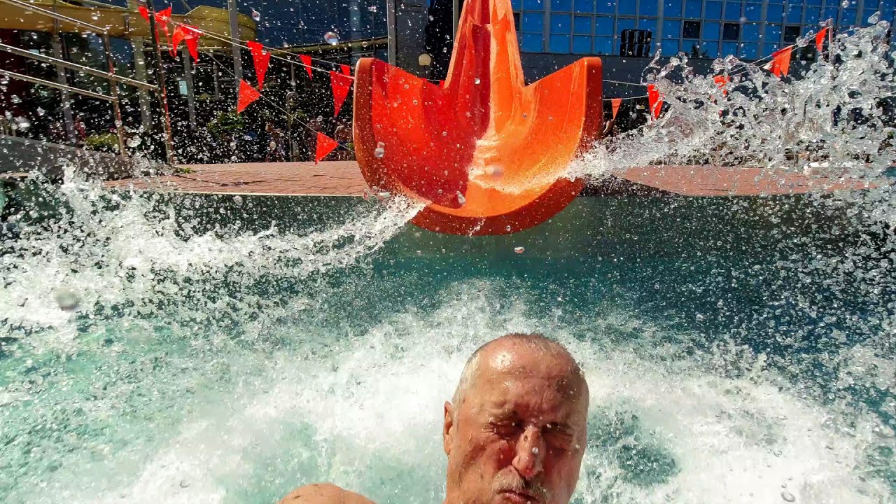 Na skluzavce zpomeleně - aquacentrum Pardubice.