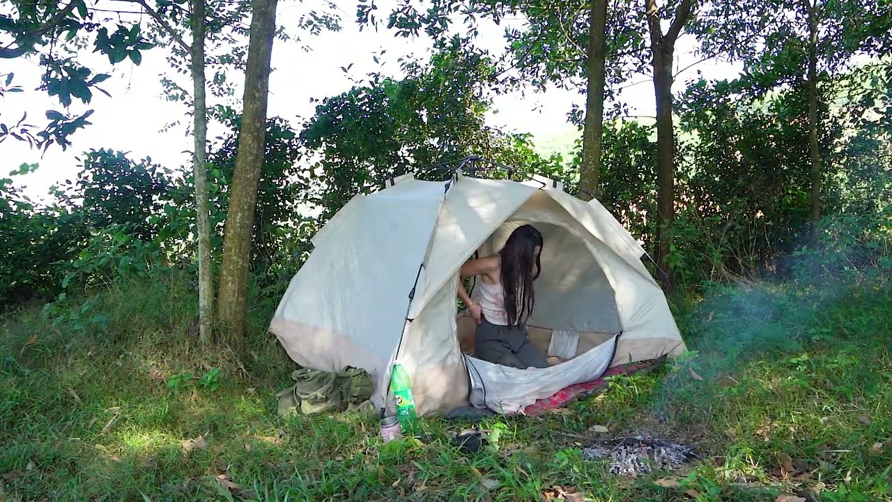 SOLO OVERNIGHT CAMPING IN THE RAIN - RELAXING IN THE TENT WITH THE ...