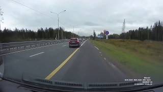 Ciężarówka Wpada Na Sąsiedni Pas