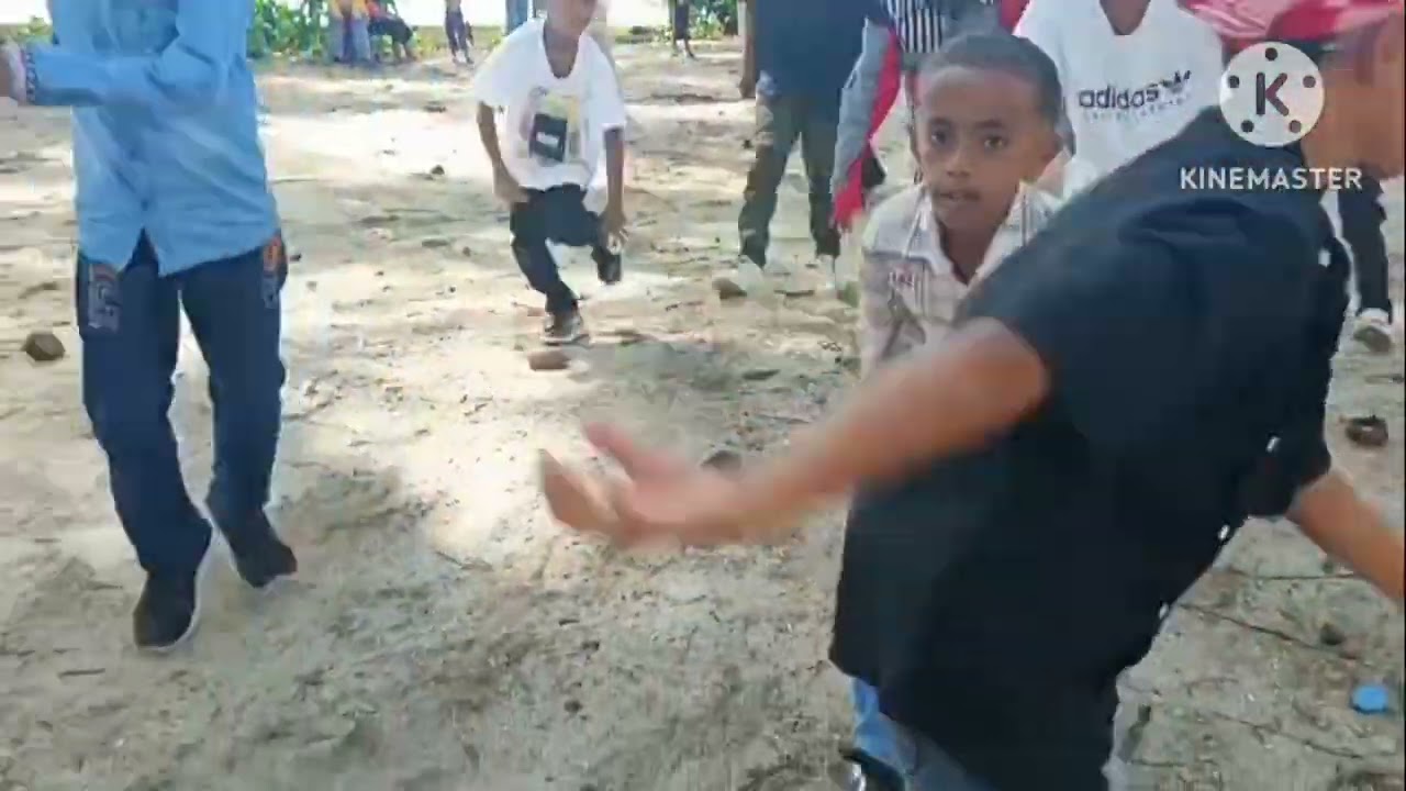 Wayase Pemuda Rohon Batas Kota Di Pulo Nusa Leun Dengan Wayase Nona Sawai.