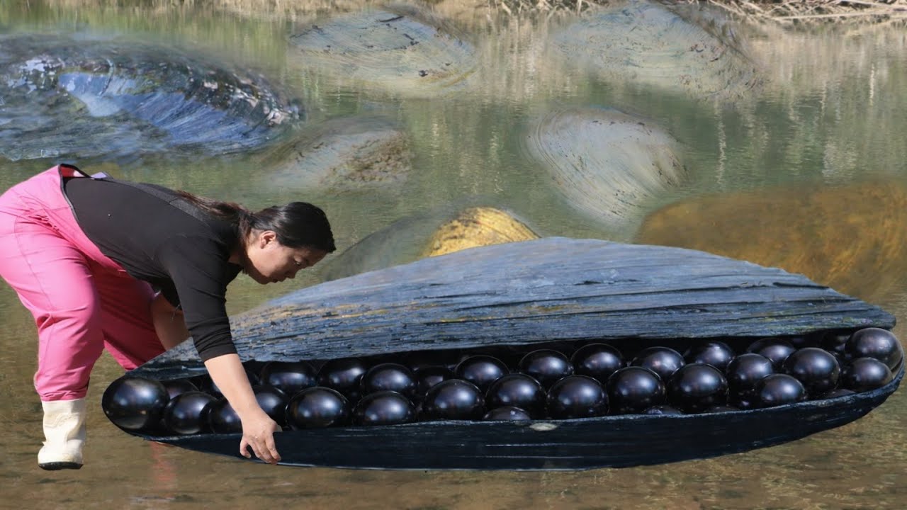 Девушка открыла сокровищницу гигантской зеленой раковины и обнаружила там бесчисленное множество ...