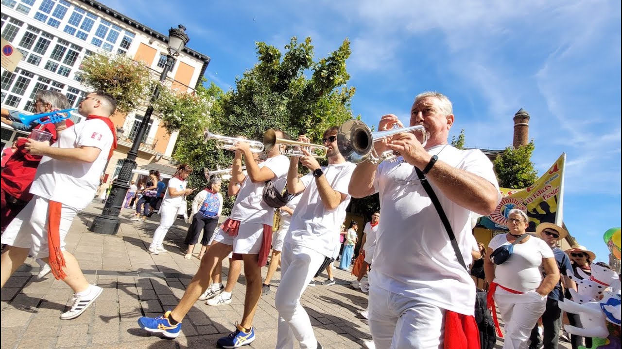 Las charangas animan el vermú tras el cohete de San Mateo