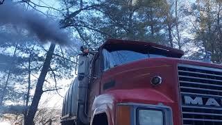 Mack E6-350 Cold Start - The Cheeseburger