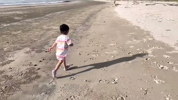 Valerie Play Sand At the Beach | Collecting Sea Sh...