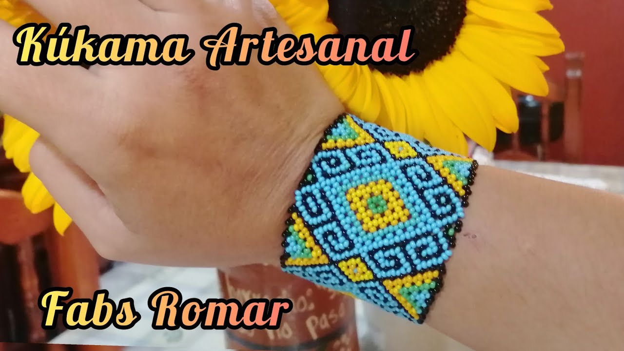 Brazalete huichol en chaquira .