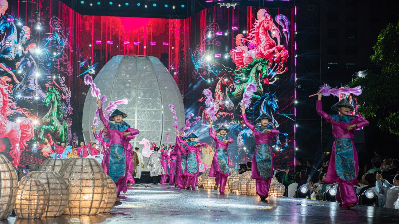 Rực rỡ đêm khai mạc Lễ hội Áo dài TP Hồ Chí Minh 2026.