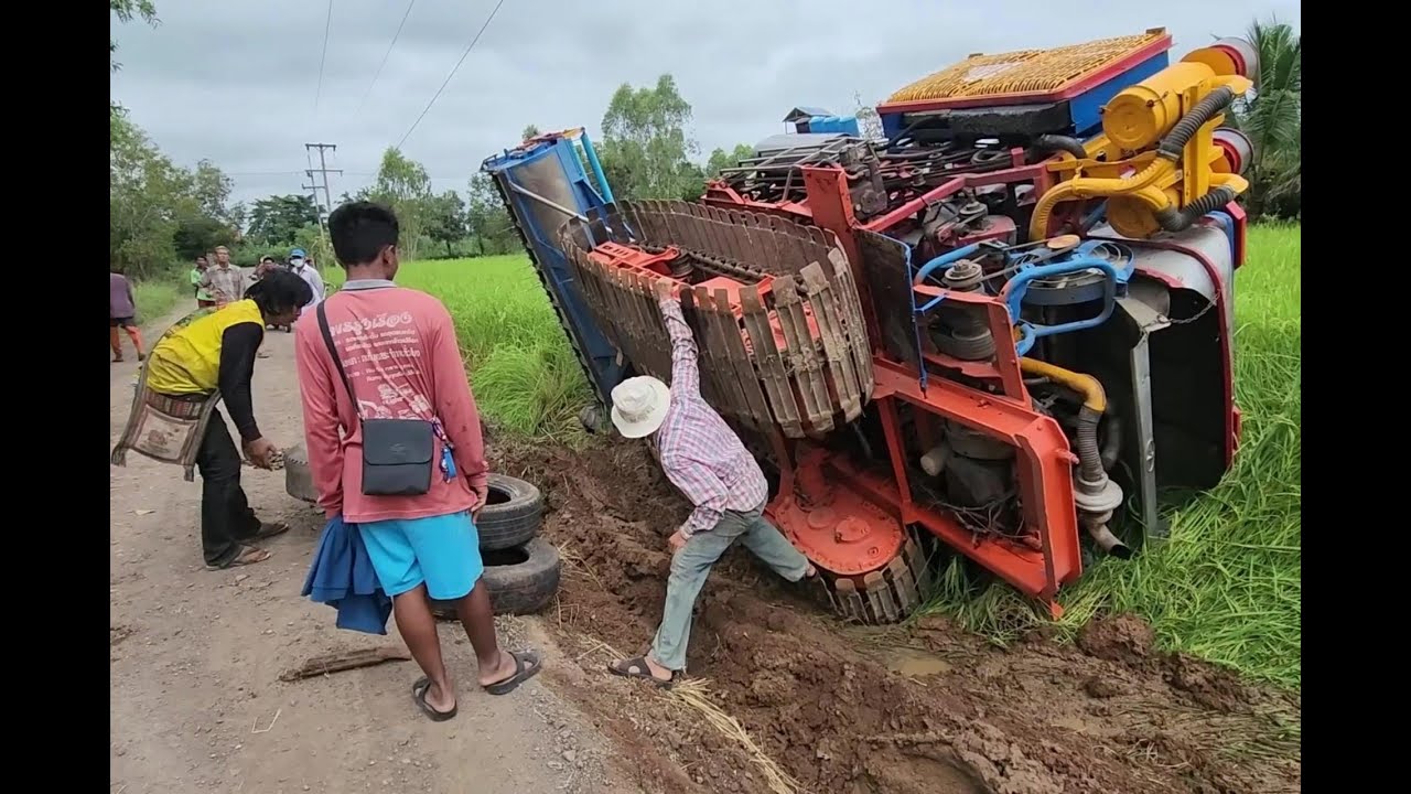 农用机械翻车，挖机实力救援，结局太意外了！ #挖掘机 #救援车 #农用机械，挖掘机，救援，翻车，意外