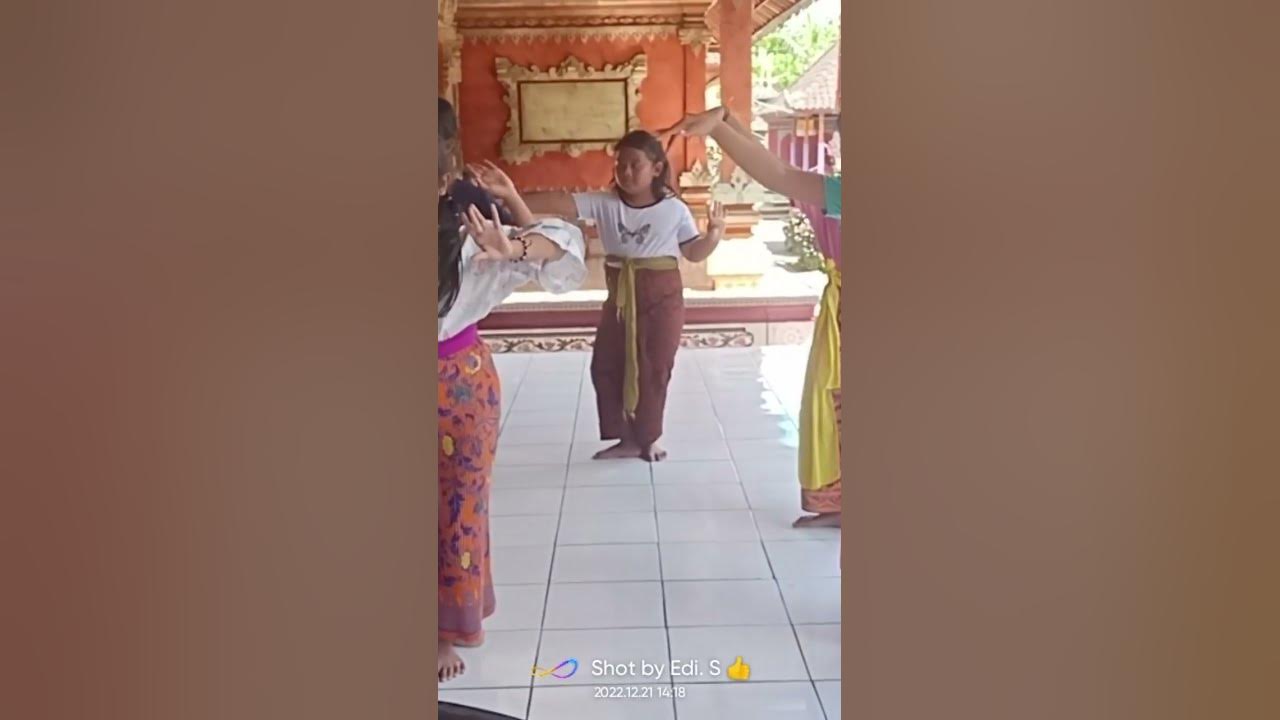 latihan nari Bali - YouTube