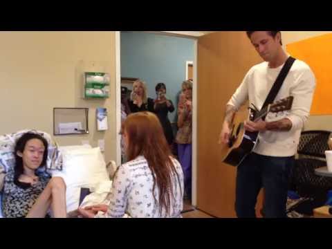 Florence & the Machine sing for Hospice Austin teen
