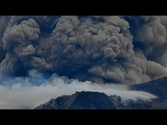 Car-Sized Molten Boulders Tumble Down El Reventador Volcano (Aug 27, 2026)
