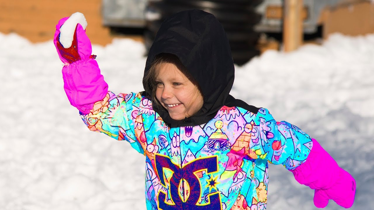VLOG: Little 4 year old girl snowboarder and pies for granny