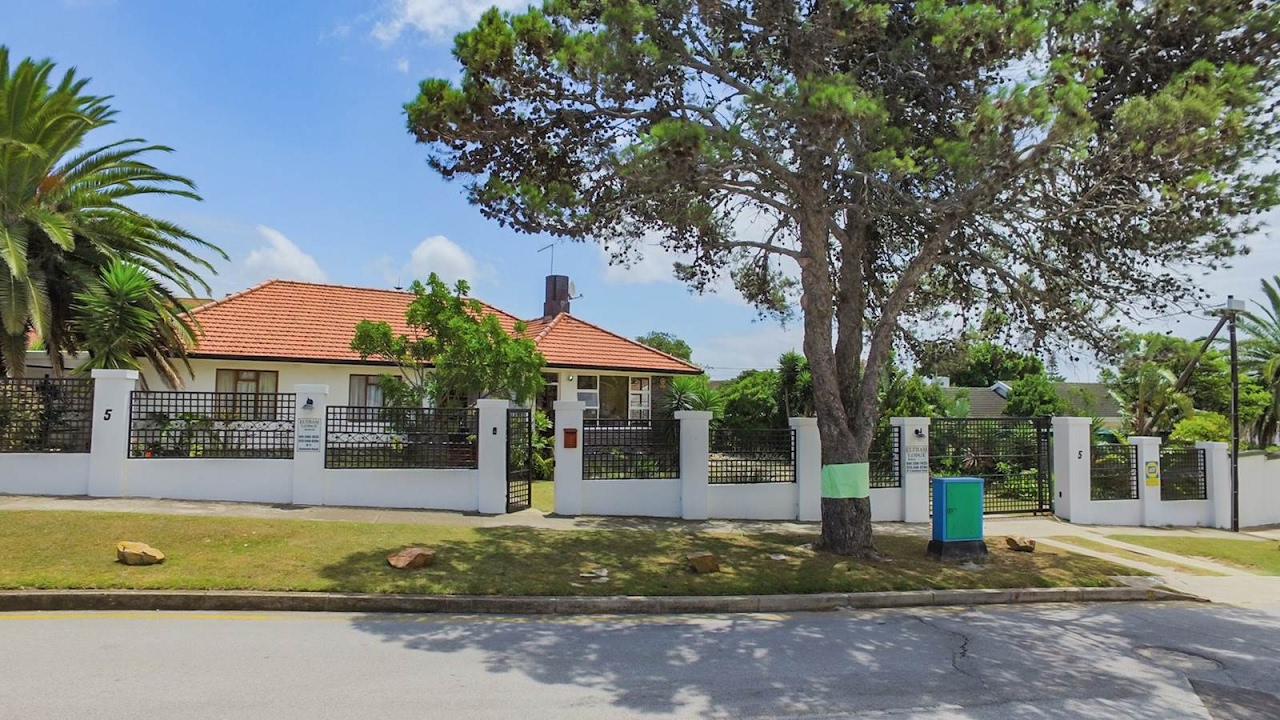 6 Bedroom House for sale in Eastern Cape Port Elizabeth Humewood