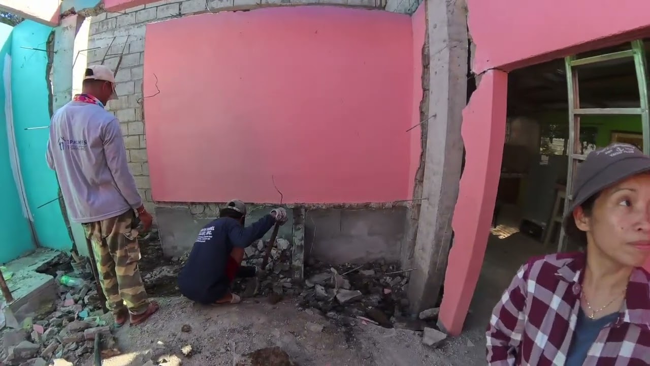 Поляко-канадский фермер строит дом в провинции на Филиппинах.