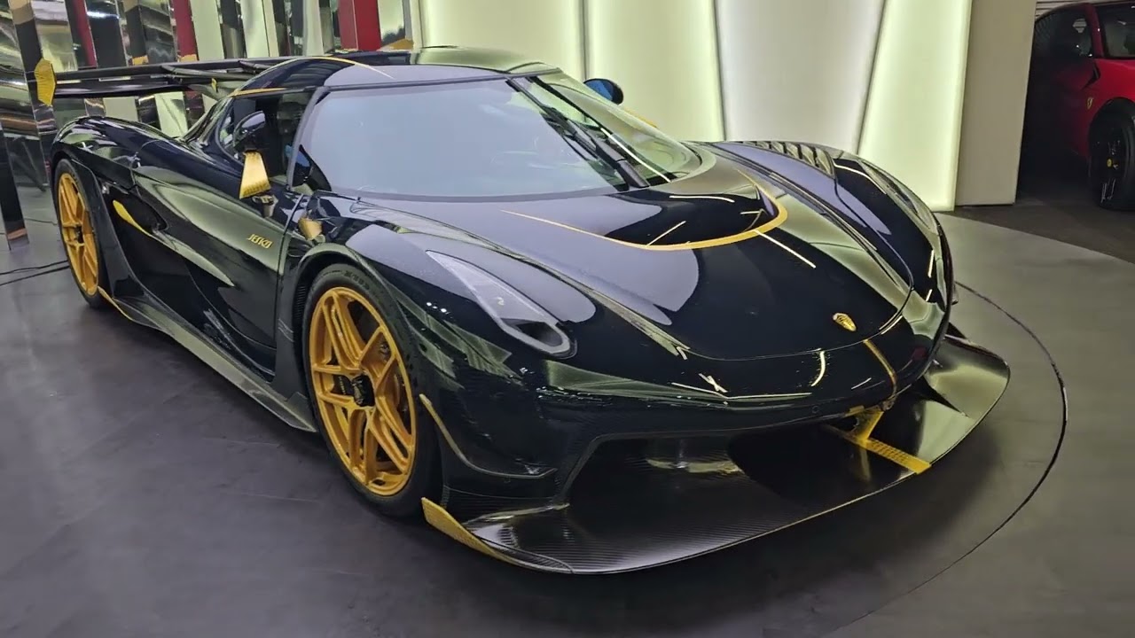 Koenigsegg Jesko Hindi/Urdu review - gold plated and blue carbon fiber body 