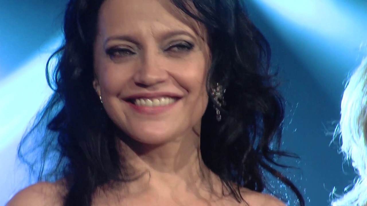 Lucie Bílá prvně koncertovala v rodných Otvovicích, zachránila místní kulturák - YouTube