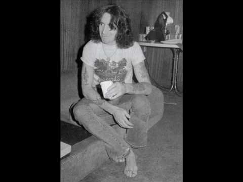 Peter James contacts Bon Scott via the grave