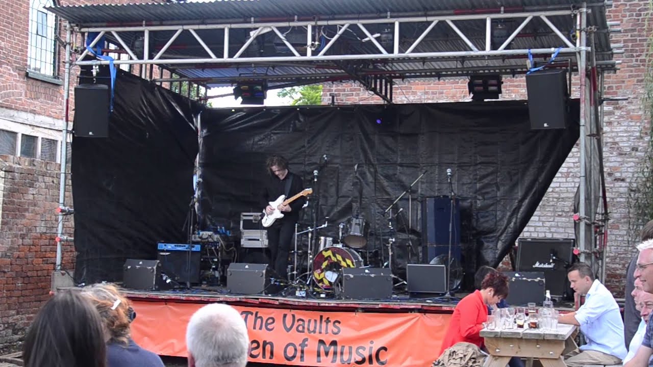 Pete Simcoe at Gigfest 2013: "Blues"