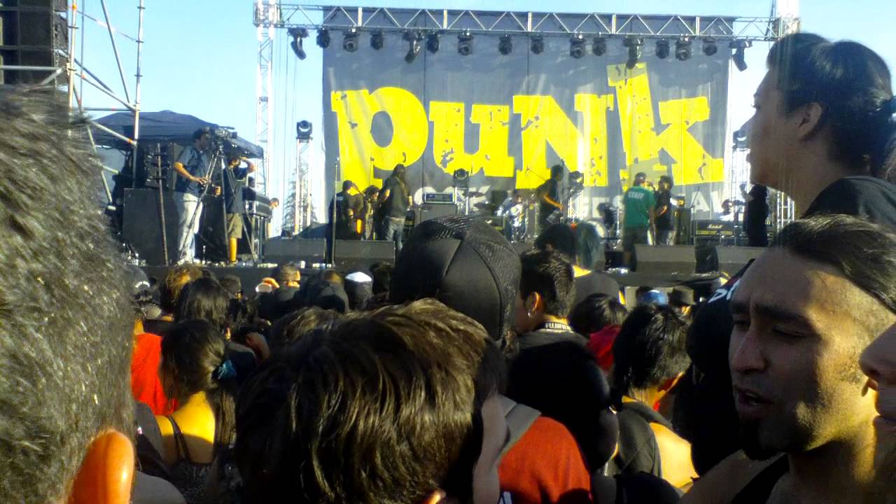 brutal pelea punk en punk rock festival - YouTube