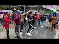 BAJO LA LLUVIA OFRECIENDO  BAILAR  SALSA MIREN QUÉ  SUCEDE 🔥