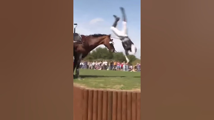 De manier waarop hij naar zijn paard rende!! #paard #ruiter #paardensport #crosscountry #paardenmislukking
