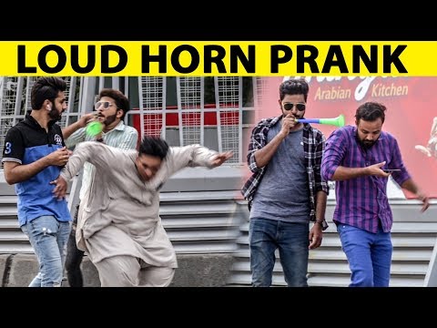 loud-train-horn-prank-in-pakistan---lahori-prankstar